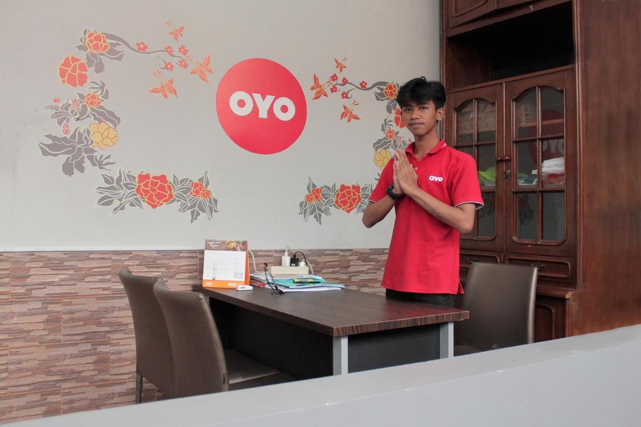 Oyo 121 Rumah Ayub Syariah Hotel Jakarta Exterior foto