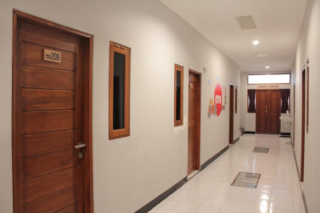 Oyo 121 Rumah Ayub Syariah Hotel Jakarta Exterior foto