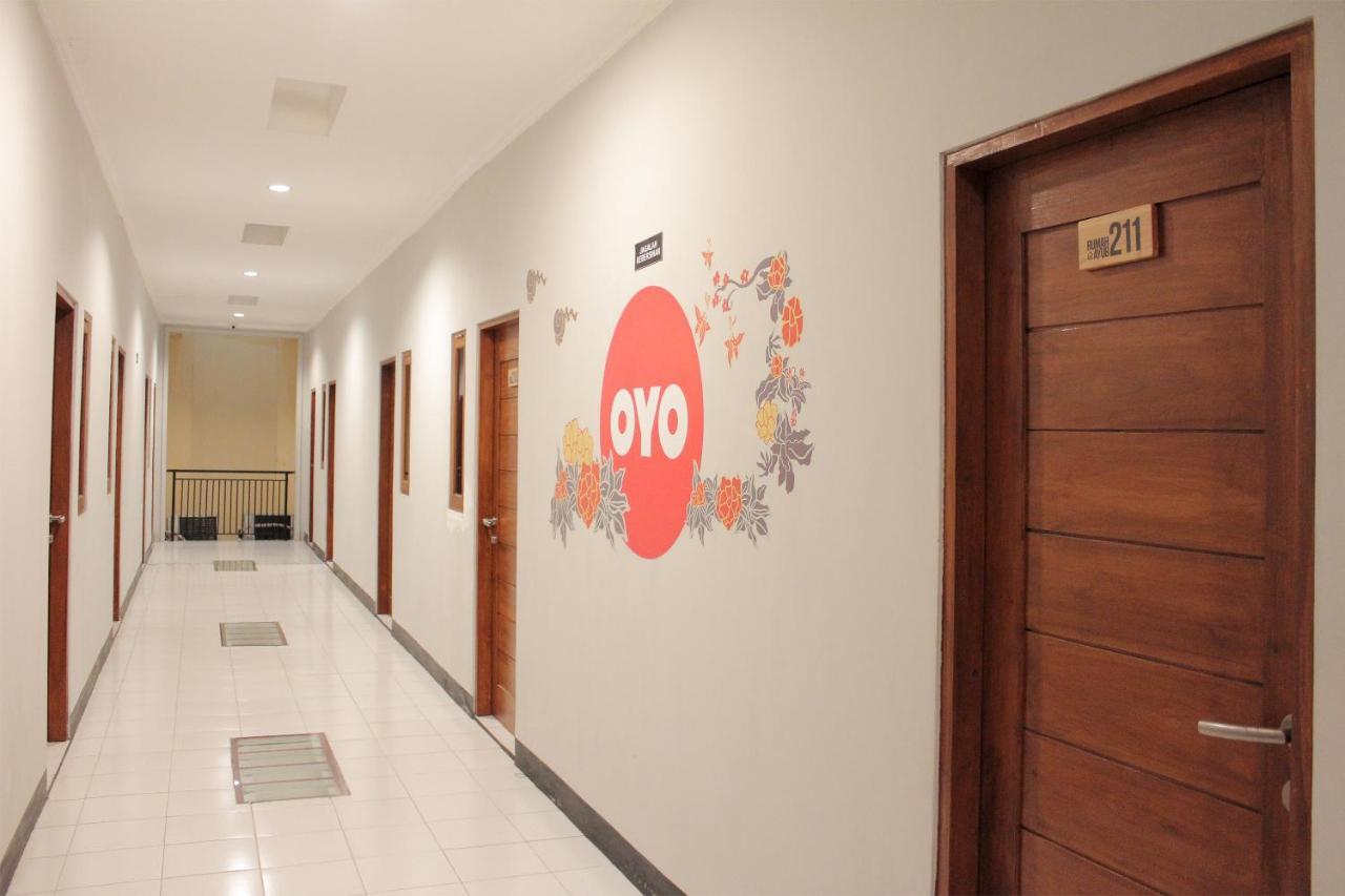 Oyo 121 Rumah Ayub Syariah Hotel Jakarta Exterior foto