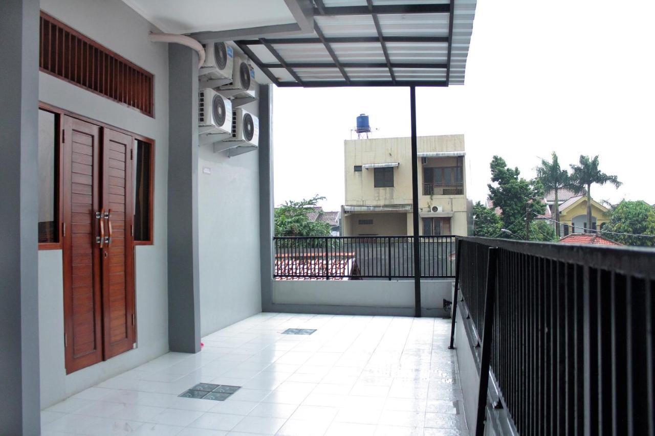 Oyo 121 Rumah Ayub Syariah Hotel Jakarta Exterior foto