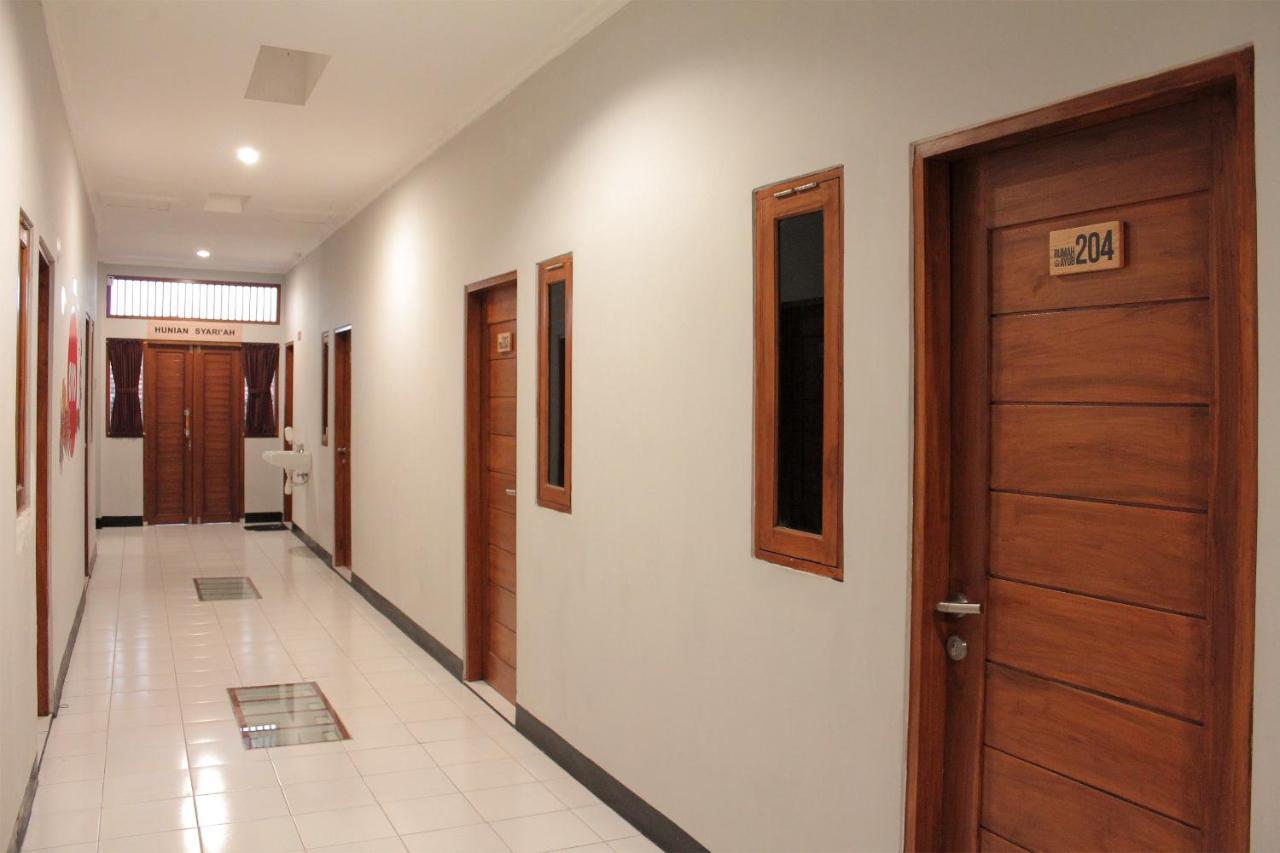 Oyo 121 Rumah Ayub Syariah Hotel Jakarta Exterior foto