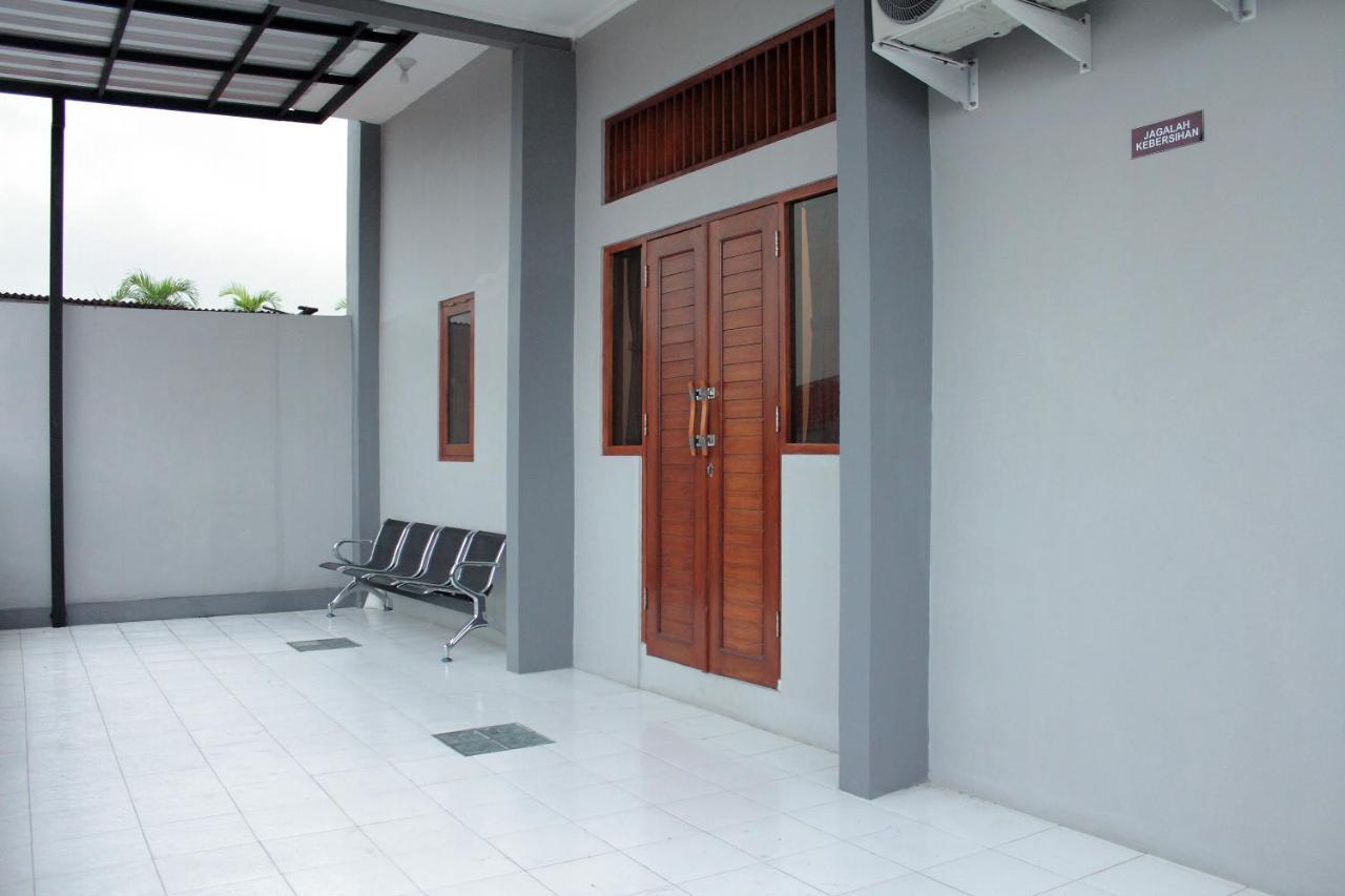 Oyo 121 Rumah Ayub Syariah Hotel Jakarta Exterior foto